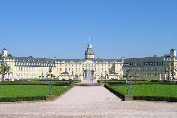 Unser wunderschönes Schloß in Karlsruhe lädt zum Besuch. Sehr schöner und großer Schloßpark zum Relaxen