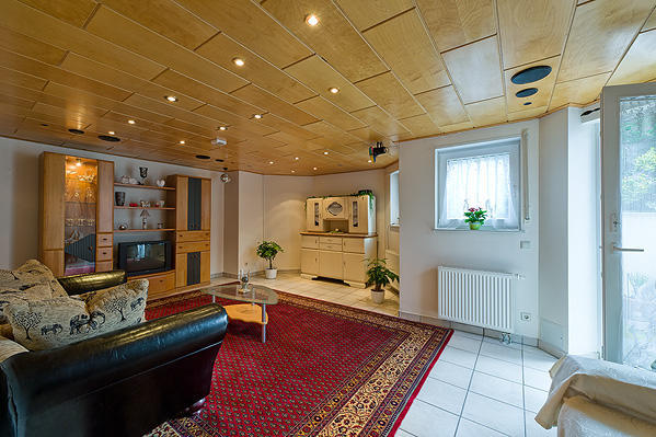 Wohn- und Schlafzimmer. Ausgestattet mit Schrankwand, Sofa, Ausziehcouch, TV mit Satelittenempfang und Radio