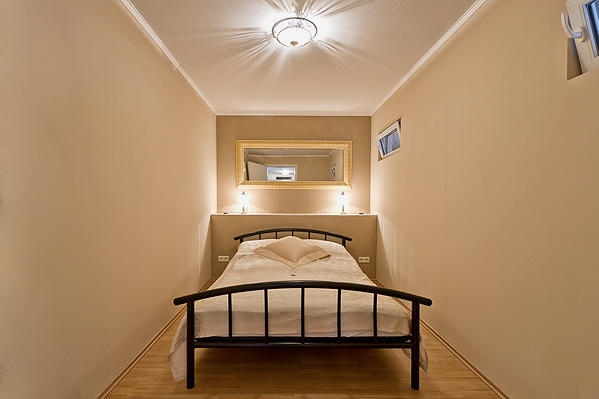 Schlafzimmer mit französischem Bett. Komode zum ablegen der Kleider! Laminatboden. Sehr träumerisches Flair.