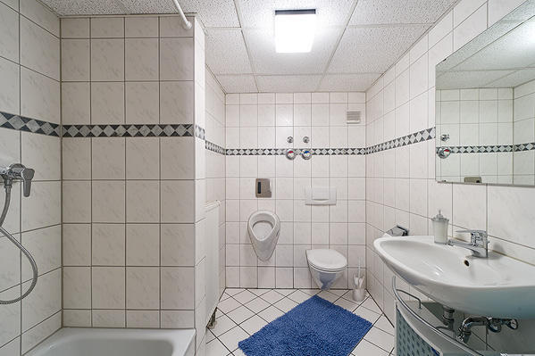 Badezimmer mit Dusche, WC, Waschbecken und Urinal, Duschtrennwand. Hantücher im Mietpreis inclusive! 
