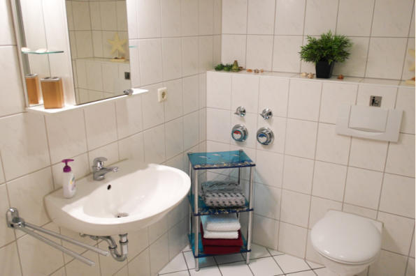 Bad mit Badewanne, Duschwand, WC und Waschbecken. Sehr hochwertige und zeitlose Ausführung.
