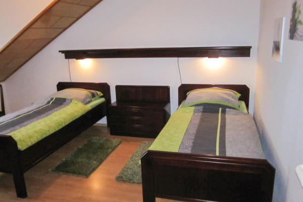 Geräumiges Doppelzimmer mit Einzelbetten. Mit verschiebbaren Leseleuchten über Ihren Betten.